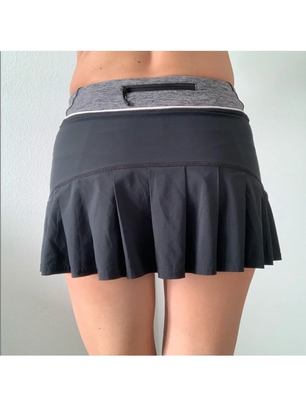 LULULEMON Black & Gray Ruffle Skirt Size 6